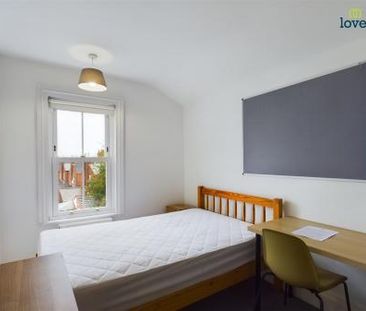 4 bedroom Terraced House To Let - Photo 3