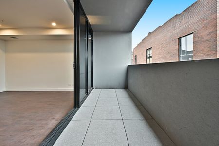 Chic & Convenient: 1-Bedroom Apartment with Private Balcony & Rooftop Access - Photo 2