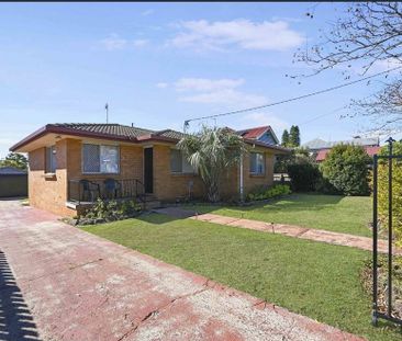 Charming brick & tile home in popular South Toowoomba - Photo 5