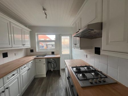 3 bedroom semi-detached house to rent - Photo 2