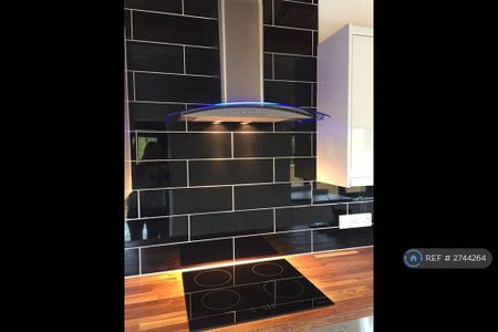 2 bedroom flat to rent - Photo 2