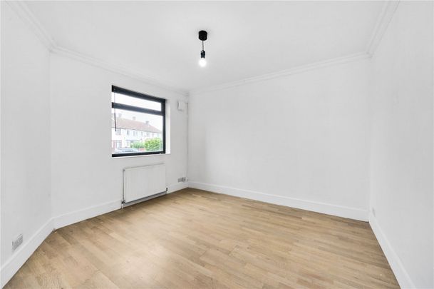 Bromhedge, Lee, SE9, London - Photo 1