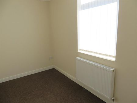 2 bedroom Flat To Let - Photo 4