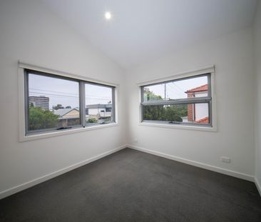 LOW MAINTENANCE LIVING! - Photo 5