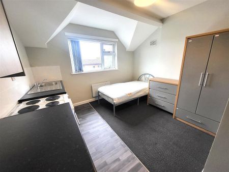 Studio to rent - Photo 2