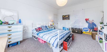 3 Bedroom, 1 bath, 1 reception Flat - Photo 3