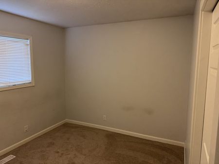 FREE RENT! Pet Friendly 3 bedroom in Four-Plex with Storage - Photo 3