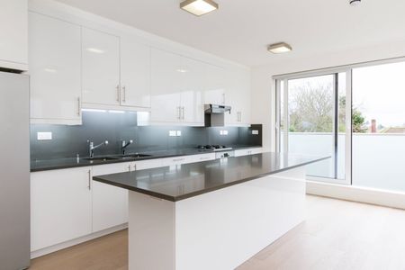 1 Bed Flat, Very Near The Common Green Area, W5 - Photo 4