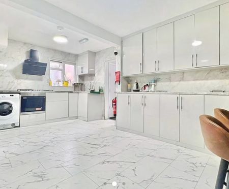 4 bedroom House To Let - Photo 4