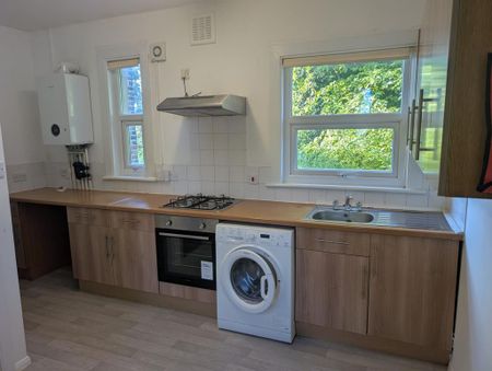 3 bedroom flat to rent - Photo 4