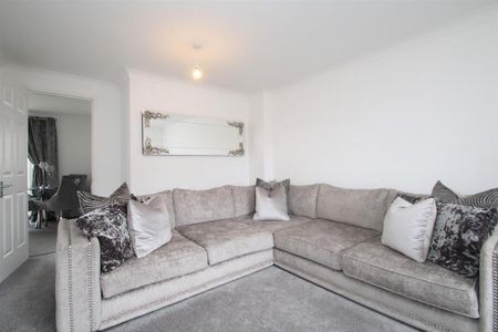 3 bedroom detached house to rent - Photo 2