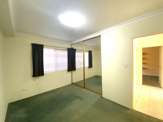 Two Bedroom Apartment in Great Location! - Photo 1