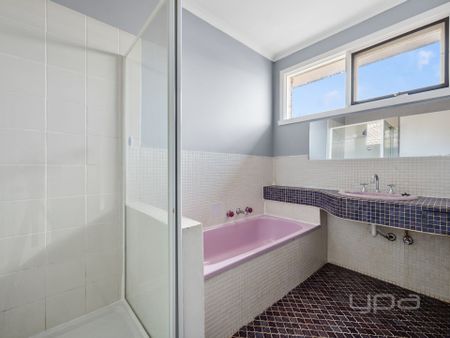 4 BEDROOM FAMILY HOME - Photo 2