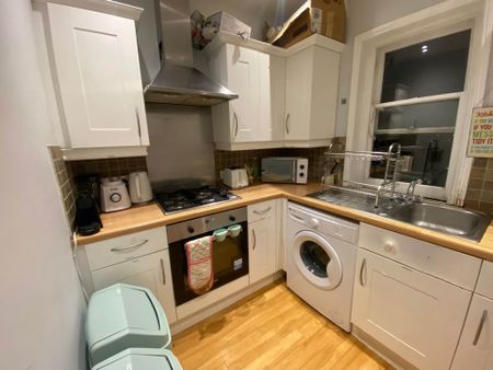 Room 3: Flat 4, 30 Stoke Road, Guildford, GU1 4HR - Photo 3