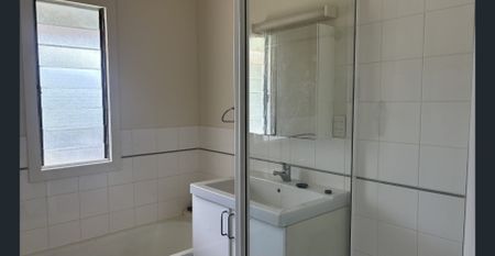 Beautifully Renovated Home in Holland Park - Photo 4