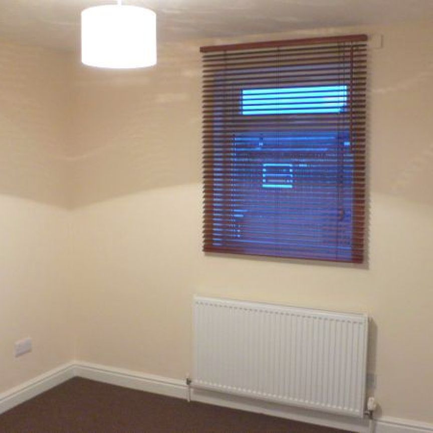 Cottingley Crescent, Cottingley, West Yorkshire, LS11 - Photo 1