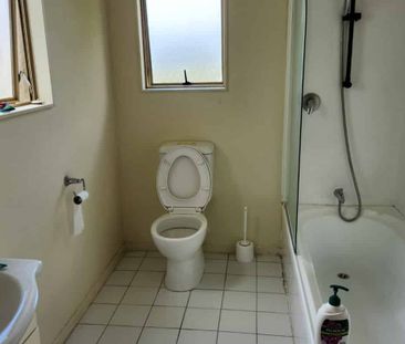 Spacious Family Townhouse in the Heart of Ranui - Photo 2