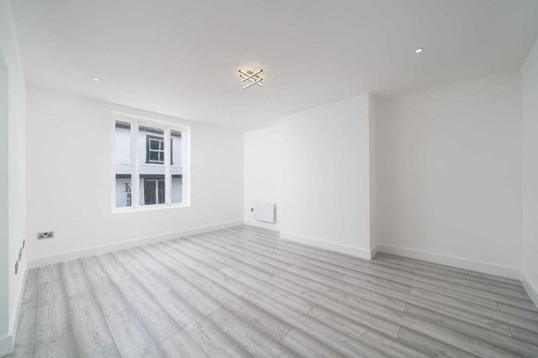 Bank Street - Photo 1