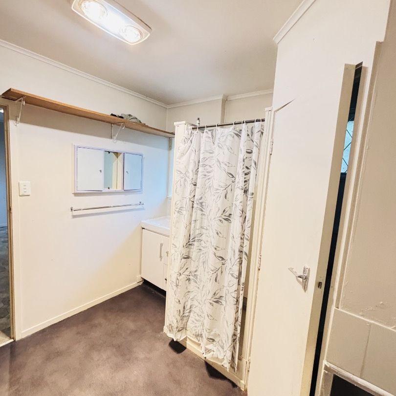 NEW LYNN, 1 BEDROOM - Photo 1