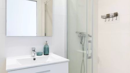 Room in a shared 5-bedroom apartment for rent in La Gran Vía - Photo 2