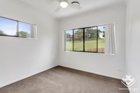 LUXURY 3 BEDROOM TOWNHOUSE DUCTED A/C THROUGHOUT! - Photo 3