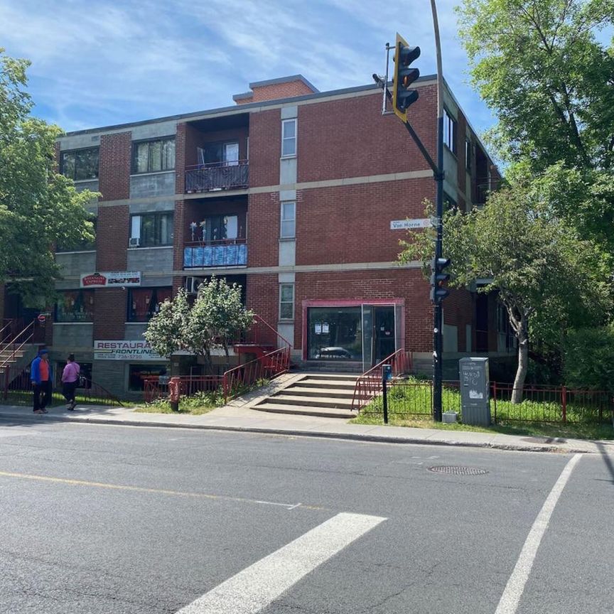 Three-Bedroom, Three-Bathroom (5 1/2) - 4605 4615 Ave Van Horne, Montréal - Photo 2