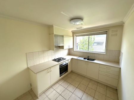 Spacious Two Bedroom Apartment in the heart of Kew - Photo 4