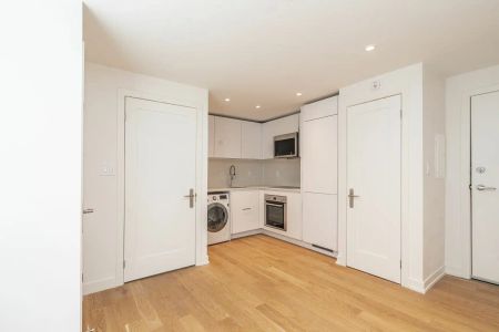 26 Balmoral Avenue — Studio - unit 208 - Photo 2