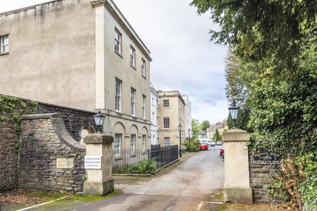 3 Bed Flat - Photo 3