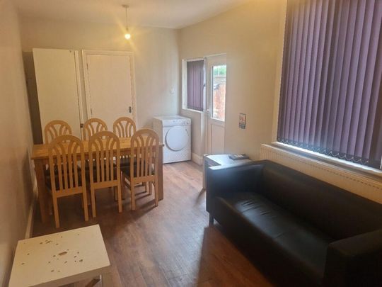 6 bedroom terraced house to rent - Photo 1