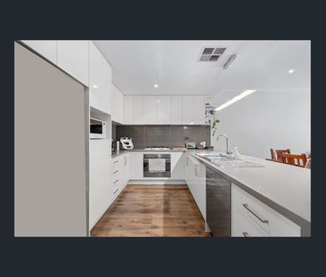 STYLISH & SECURE TOWNHOUSE! - Photo 1