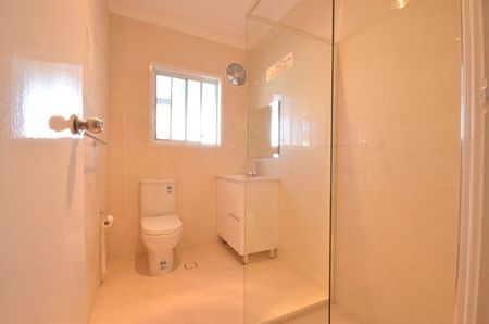 Huge Family Home - Photo 5