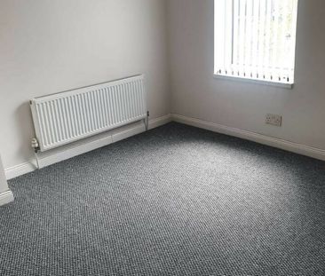 Partly Furnished 3 Bedroom Terrace - Photo 3