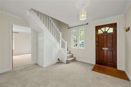 Four bedroom detached cottage in the heart of Warfield - Photo 5