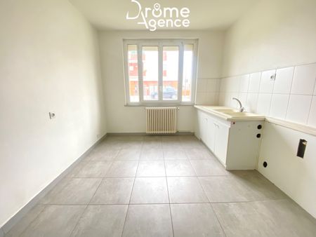 Location Appartement 3 pièces 78m² BOURG LES VALENCE 26500 - Photo 4