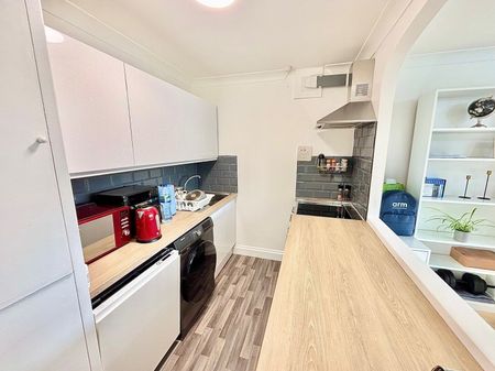 The Firs, Woodford Green, IG8 - Photo 2