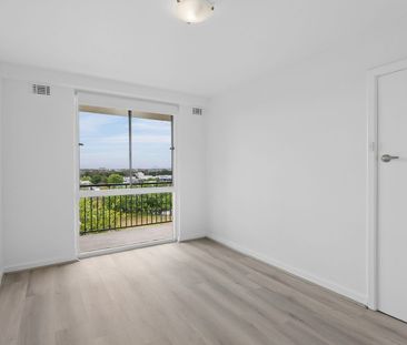 Renovated One Bedroom Unit in Security Block - Photo 4
