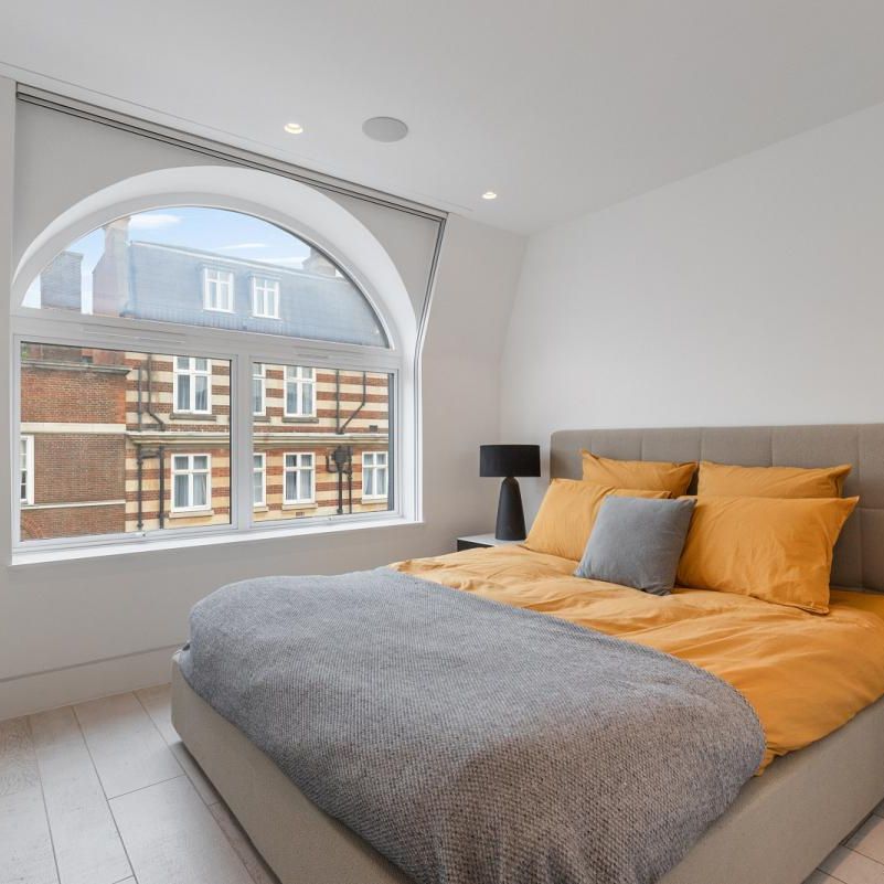 4 bedroom flat in London - Photo 1