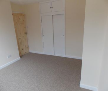 3 bedroom end of terrace house to rent - Photo 3