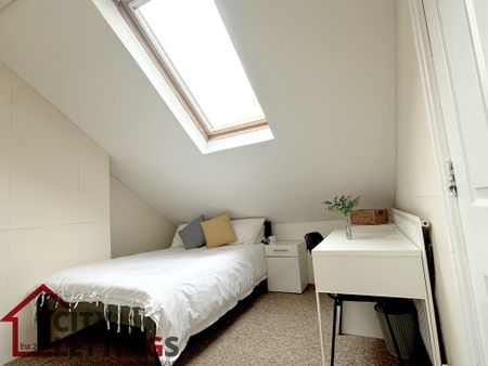 5 Bedroom Semi-Detached House - Photo 2