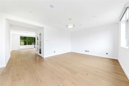 A recently redecorated mid-terrace townhouse, on this quiet road in Primrose Hill Village, opposite the park. - Photo 5