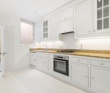 Spacious four-bedroom mews house to rent in the heart of Kensington... - Photo 5