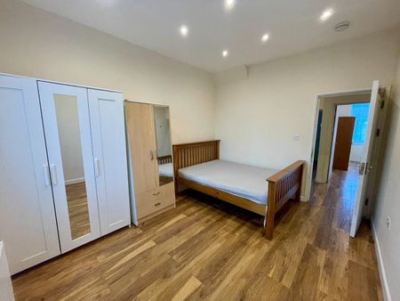 2 bed maisonette to rent in Bowrons Avenue, Wembley, HA0 - Photo 2