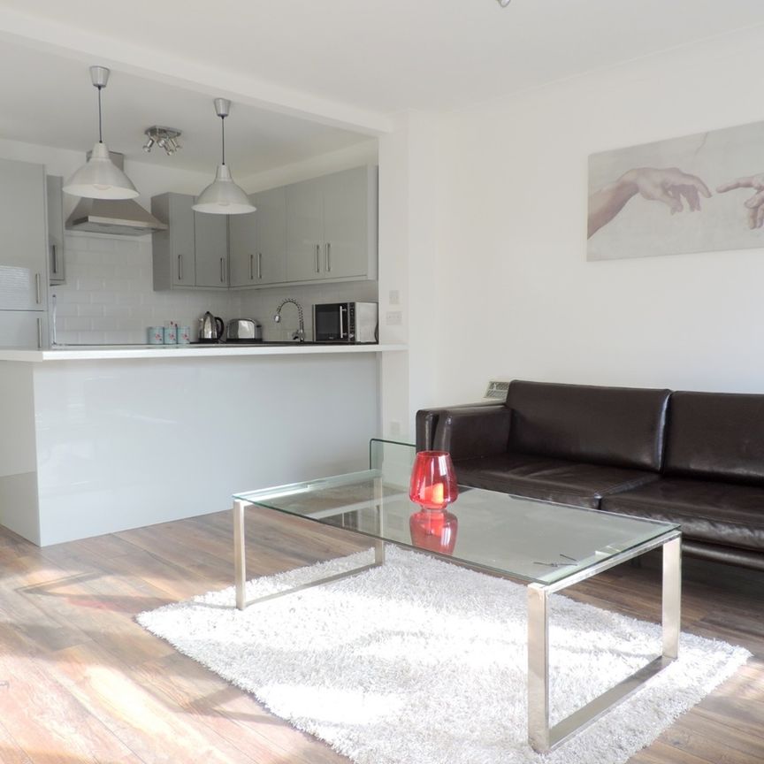 3 Bed Terraced House, Heron Place, SE16 - Photo 1