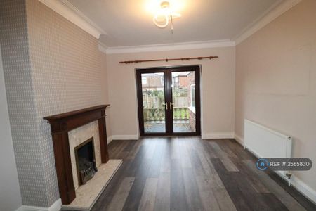 5 bedroom semi-detached house to rent - Photo 2