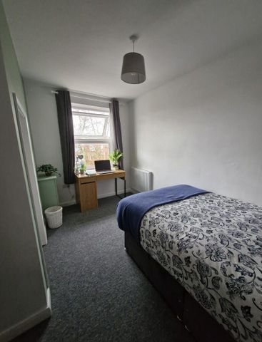 1 bedroom in a house share to rent - Photo 2