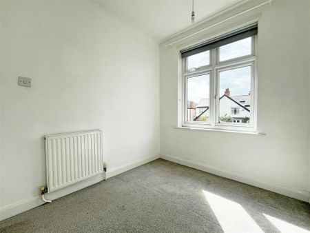 3 bedroom Semi-detached house to rent - Photo 2