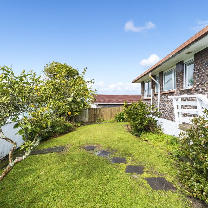 West Is Best – Cozy 2-Bedroom Standalone Home with Spacious Living - Photo 1