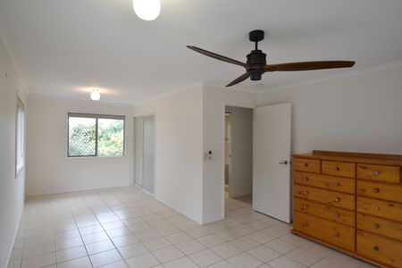 :: OUTSTANDING LOCATION - MOVE IN READY HOME READY TO CALL HOME! - Photo 4