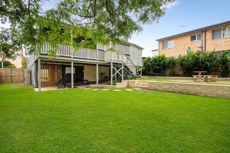 Renovated Queenslander in Great Location - Photo 3